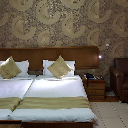 Oyo 15791 Flagship Hotel Executive Hazratganj Lucknow Eksteriør billede